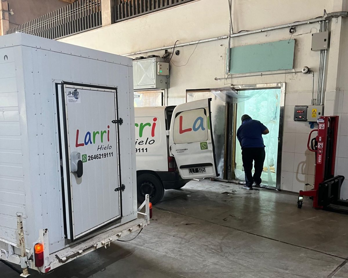 Cámara frigorífica móvil en la fábrica, lista para cargar hielo