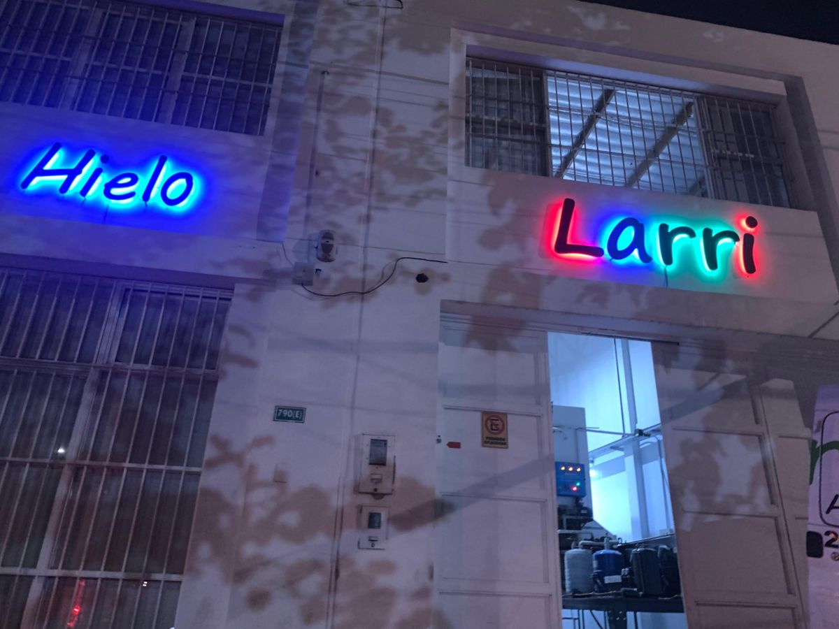Fachada de la fábrica Larri Hielo